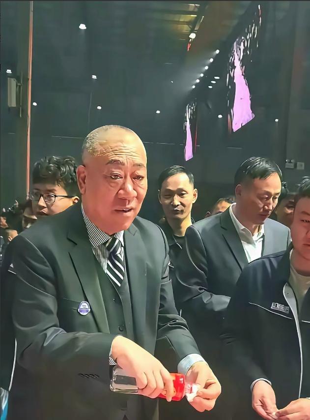 河南矿山的崔培军，刚把公司2.7亿利润中的1.8亿，发给员工当奖金。结果开工第一