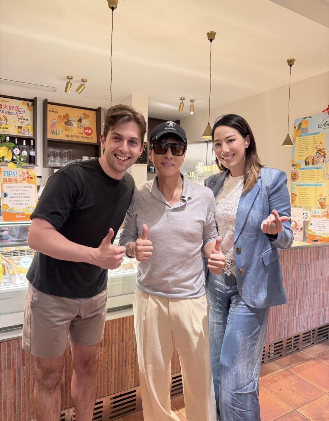 63岁甄子丹和老婆汪诗诗现身上海一间冰淇淋店，他的状态太好了，身姿挺拔，肌肉身材