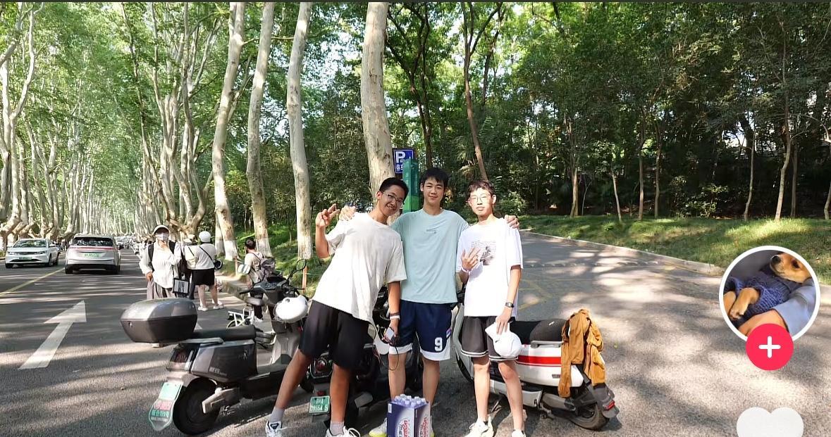 暑假，三个初中生在南京街头卖起了水，显然很生涩，甚至谈不上在摆摊，一个街拍博主给