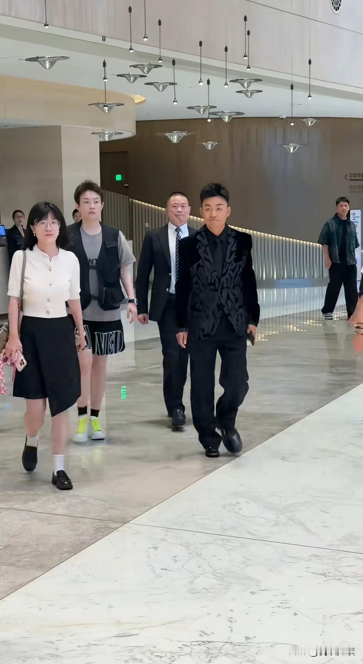 宝强哥再也不是当年的小群演了，昂首挺胸，走路带风，助理保镖标配，举手投足之