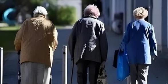 我国将迎来人口死亡高峰？23年1110万去世、24年1093万，去年呢？一张人口