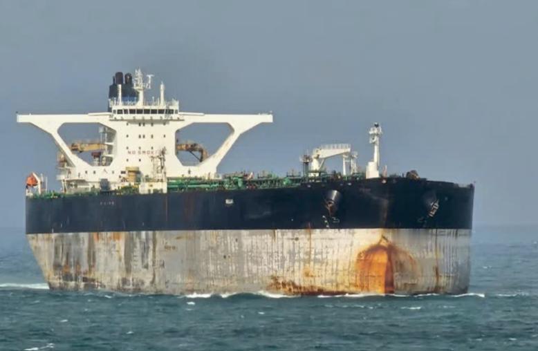 对付美国就得来硬的，逃跑油轮得到俄罗斯庇护，美国顿时没招了据《纽约时报》1月