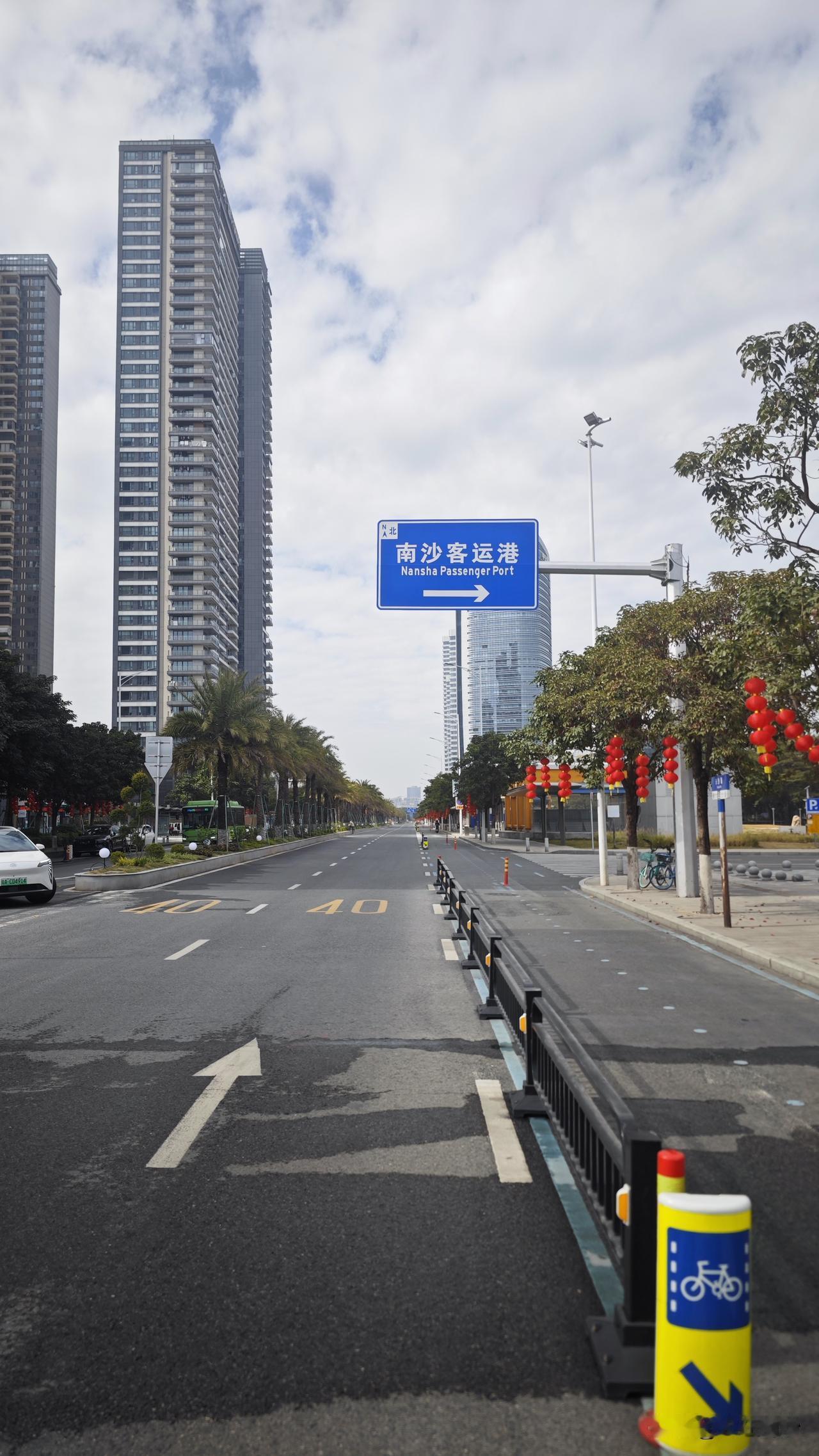 南沙客运港兴沙路，为了打通慢行系统，隔了一个车道作为非机动车道。然后搞笑的是，