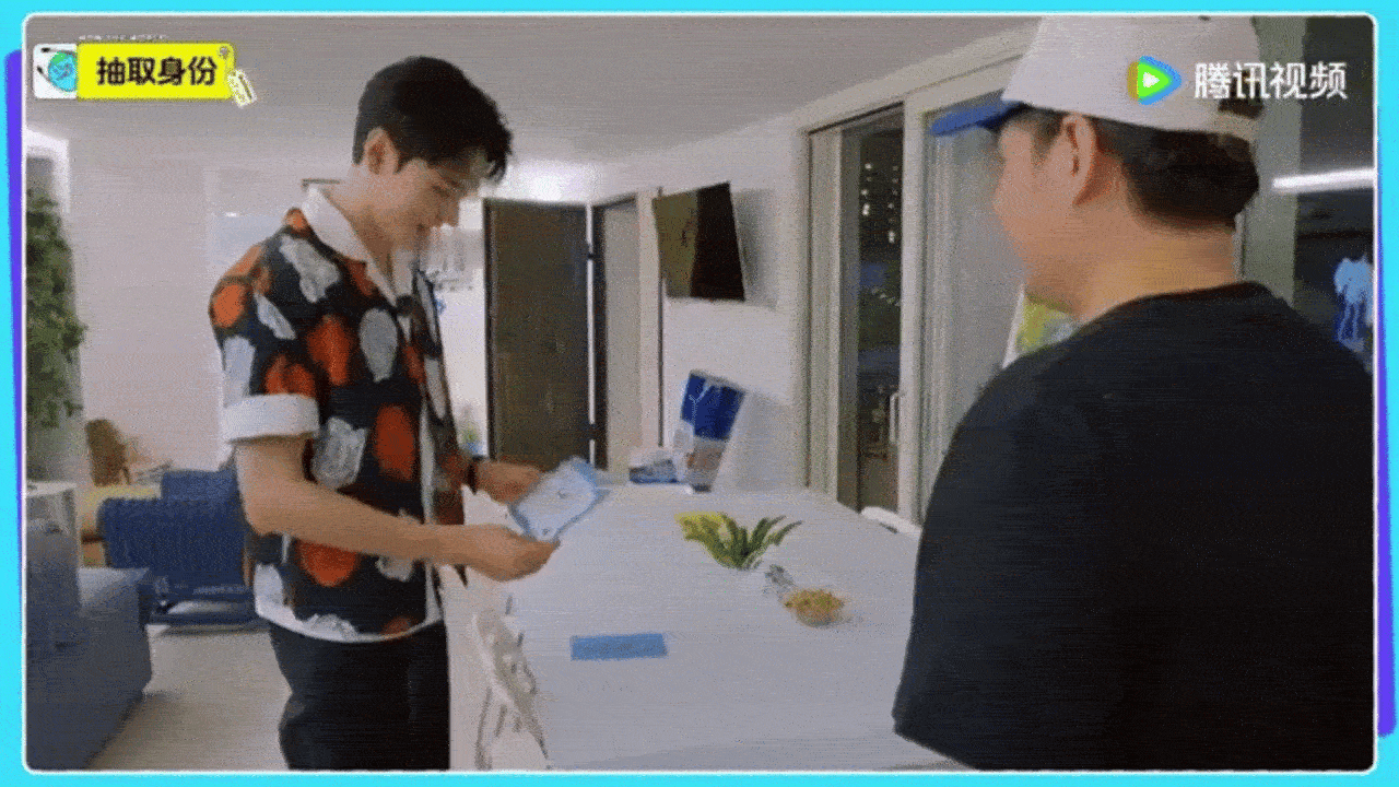 龚俊再多一秒就憋不住笑了《地球超新鲜》这段戳中笑点！龚俊与孙红雷当卧底，红雷出局
