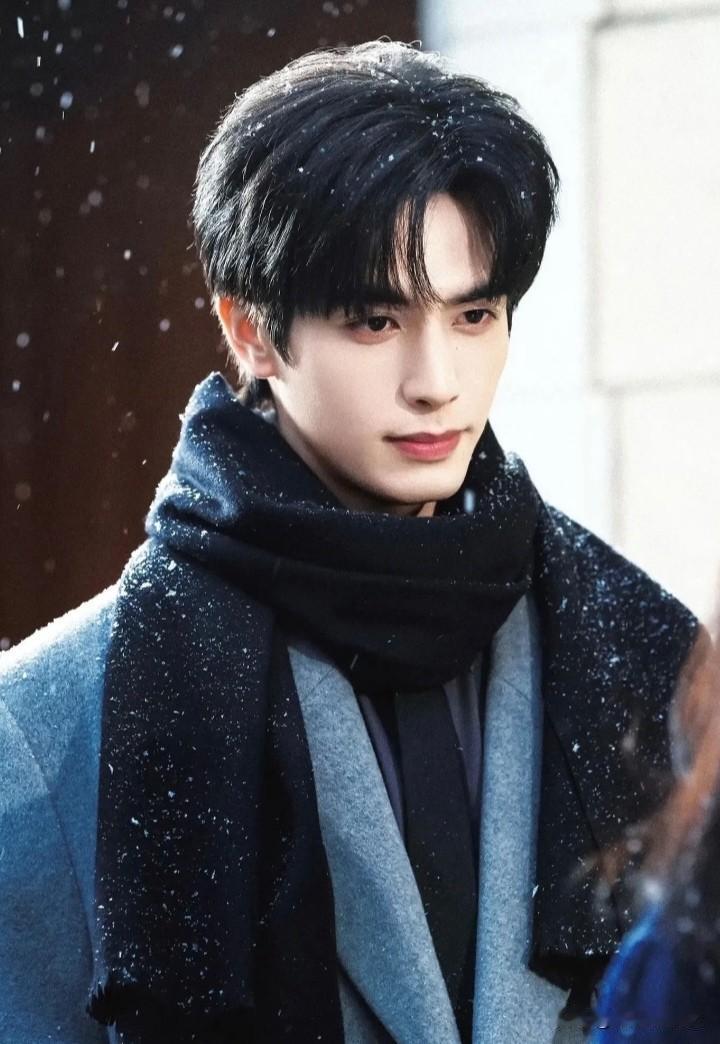 好久没看剧，再加上工作了，对情情爱爱的偶像剧早就祛魅了，对爱情、生活的想法也越来