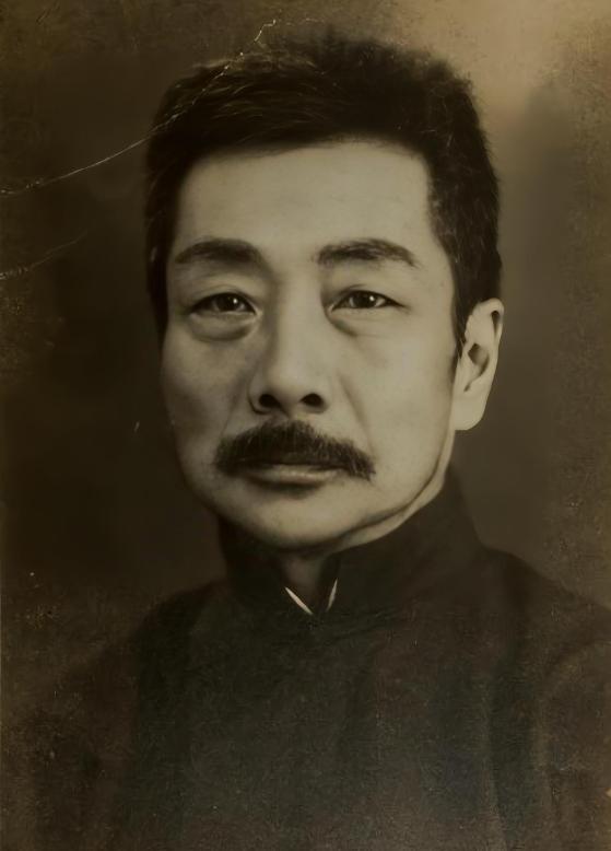 1936年，鲁迅去世的第2天，和鲁迅反目成仇13年的弟弟周作人，若无其事地去学校
