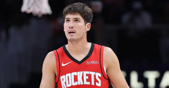谢泼德的根本问题在于移动速率太慢!别说跟NBA的后场普通队员比,甚至比普通锋线