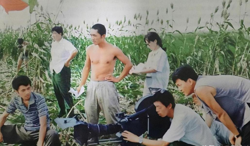 1987年，张艺谋借了40000元请当地农民种100亩高粱，并承诺粮食归他们所有