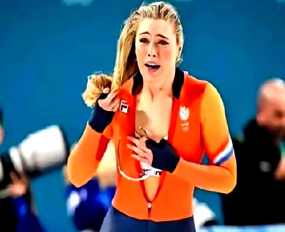 FILA这下真是白忙活了。莱尔丹冲线后喘着气，随手拉下队服拉链。耐克的标志明