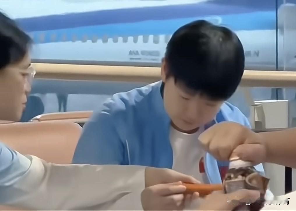 原来国乓是今天凌晨出发🛫飞上海的，天还没亮就出发了，怪不得队员们一个个都那么困