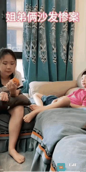弟弟把姐姐手里的苹果一脚踢掉了，还一脸坏笑，姐姐啥也没说，转身就把弟弟治的服服帖