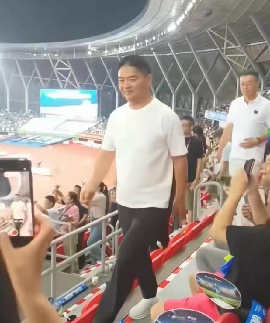 发现了吗，刘强东，大概率只有在回到老家的时候，才是他最放松自在的时候，因为