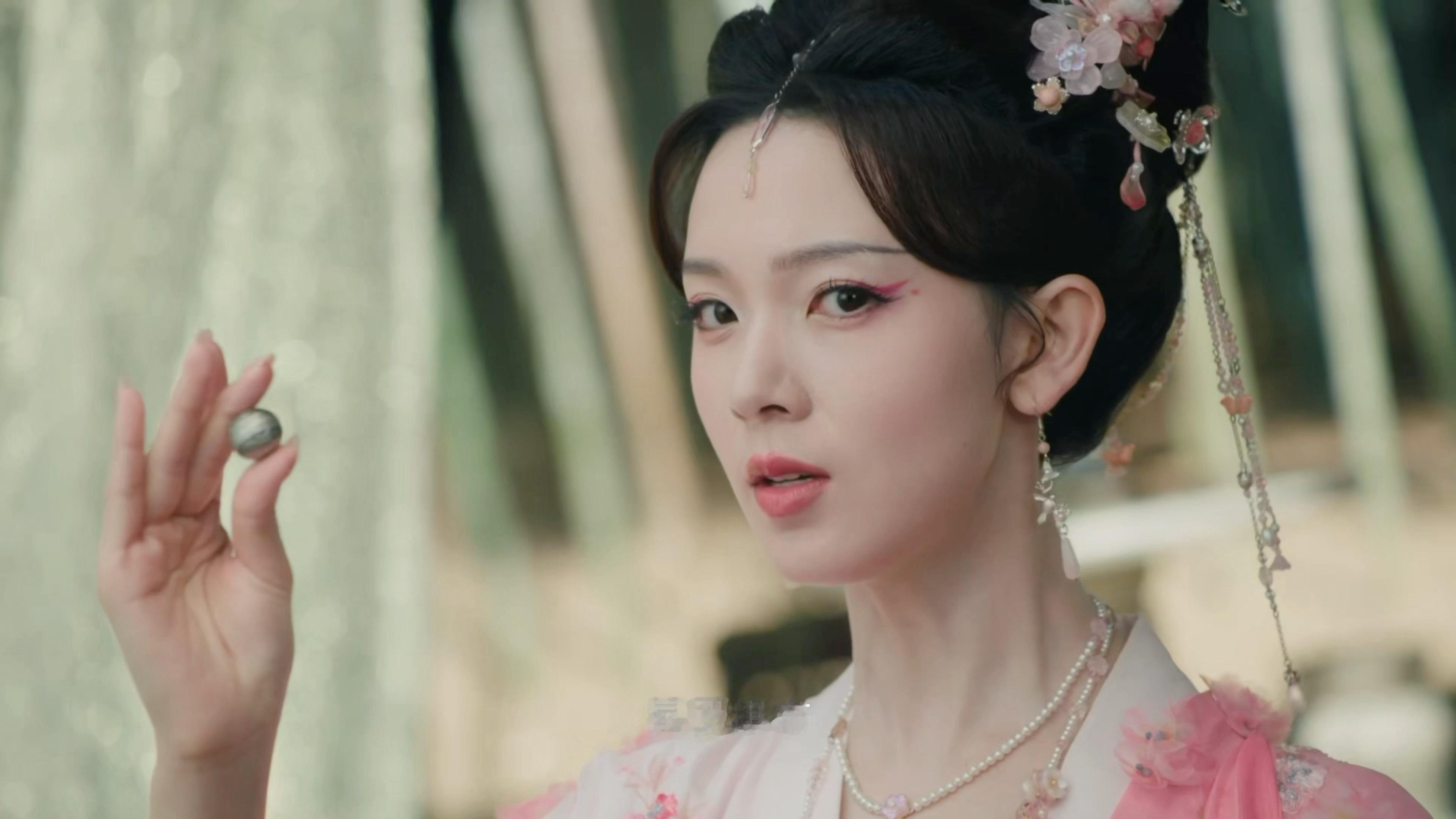 陈瑶打戏也这么媚陈瑶的打戏简直是媚骨天成！战损妆更添风情，大手贴小手的对决暧昧