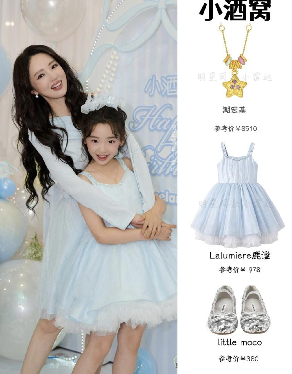 内娱星二代里，颜值出众的就属董璇女儿小酒窝了，从小美到大，一直都是好看的，颜值在
