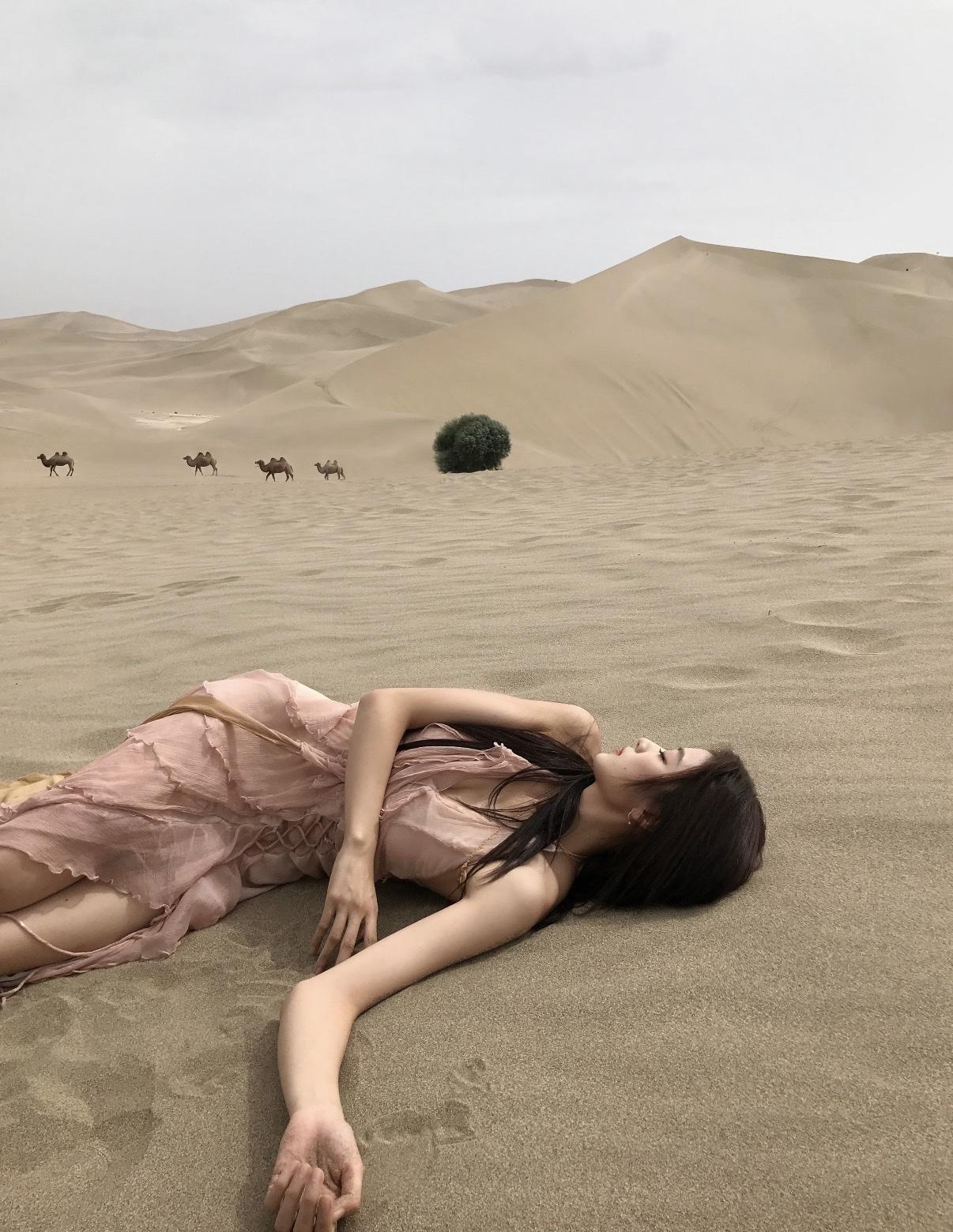 孙千近期大西北旅游照，这氛围感真的是绝了！高挑的身材很适合穿这种飘带长裙，最近追
