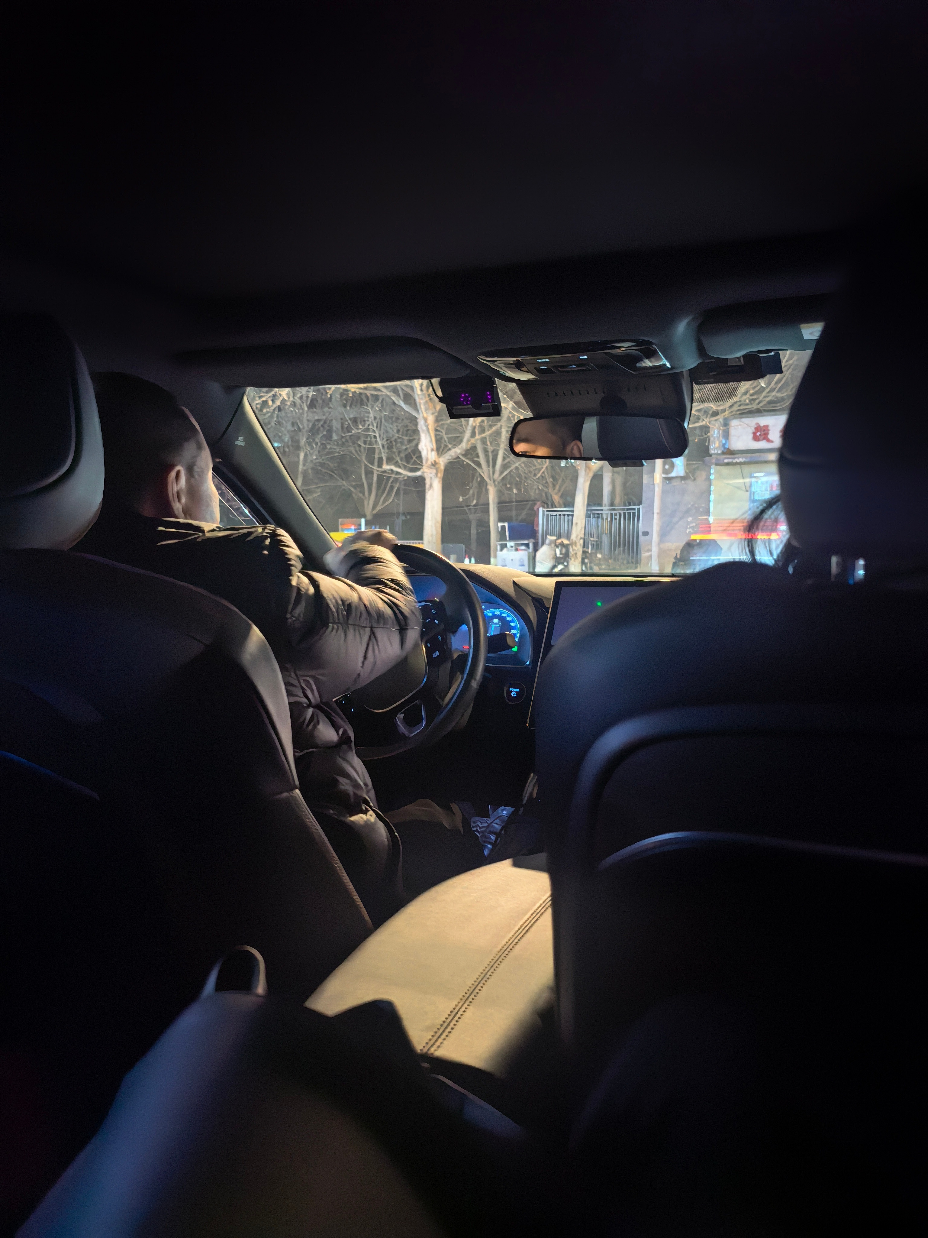 第一次知道专车也能拼车此时此刻我的左边和前边各有一姑娘弄的怪紧张的