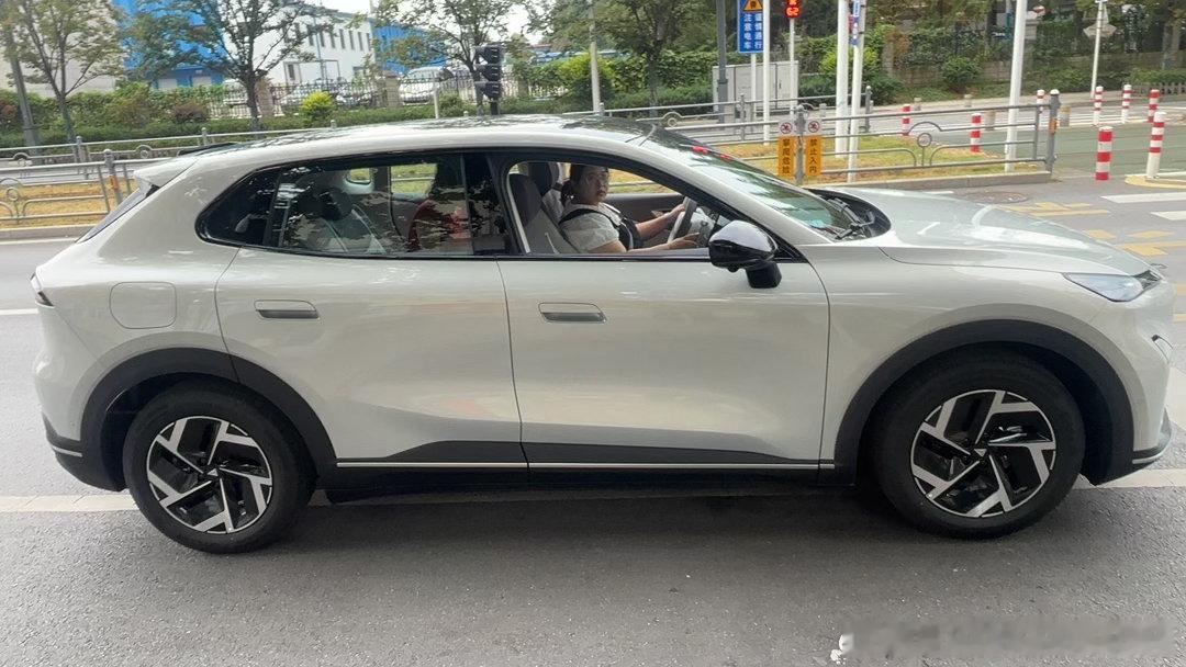 选车的时候对比了同价位好几款新能源SUV，各有各的优势，但深蓝S05的综合表现最打动我。外观设计很抓