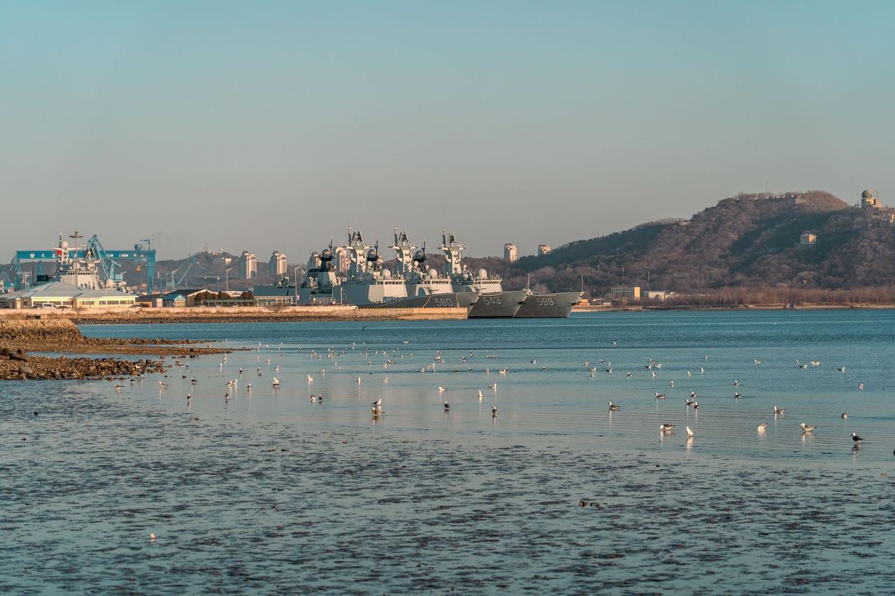 两艘最新批次的054A导弹护卫舰和一艘2018年服役的054A，并排停泊在军港码