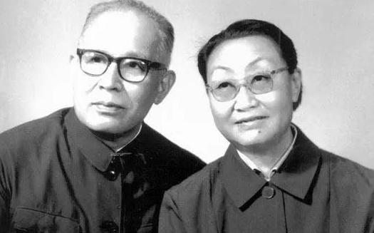 1938年，两名卧底夫妻假戏真做结为真夫妻，妻子牺牲后丈夫一生未娶，7年后原本牺