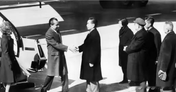 1972年，尼克松访华，毛主席送给他4两茶叶，他嫌礼物太少了，脸色当时就不好看了