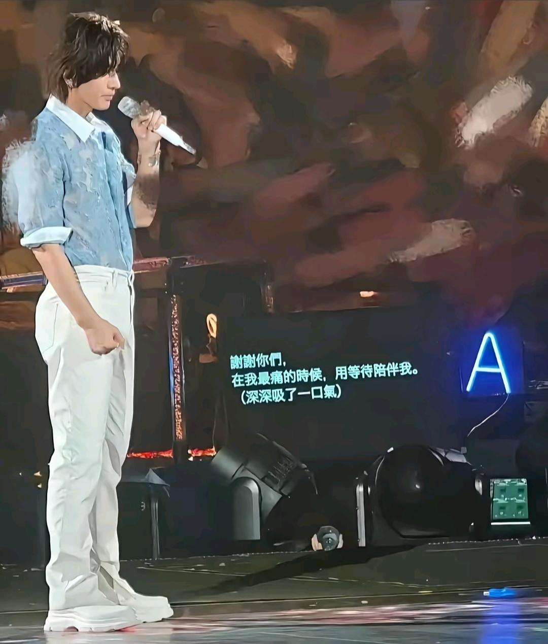 言承旭最近开演唱会，被拍到提词机上写着情绪指令，什么时候该激动，什么时候该