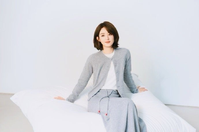 赵丽颖如同夏日清晨的露珠，纯净而闪耀。她眉眼温柔，灵动又优雅，仿佛从童话世界走