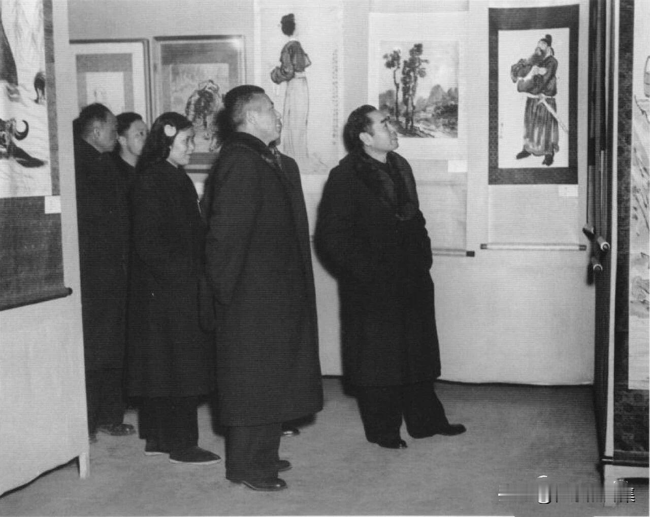 1954年1月9日，周恩来总理专程前往北京中山公园，参观正在那里举行的徐悲鸿遗作