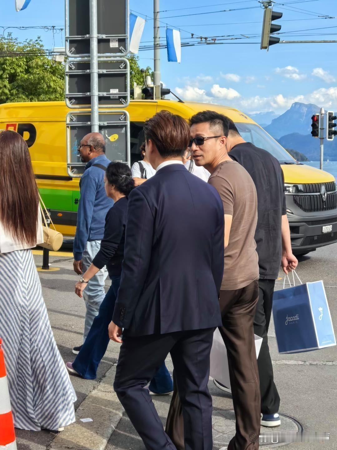 45岁汪小菲和老婆马筱梅现身瑞士旅游，他看起来身材壮了好多，胸肌饱满，整个人状态挺好的。​