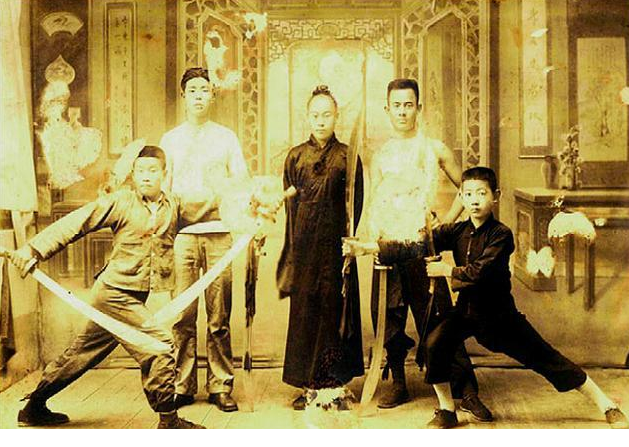 1938年，道士毕云把菜刀劈断打磨成了匕首带在身上，在晚上刺杀了两名日军哨兵。之
