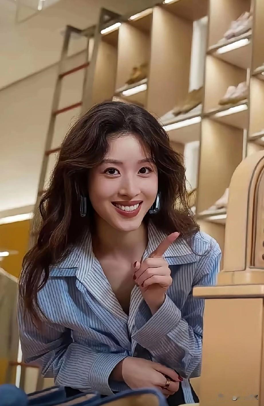 章泽天的牙齿洁白！笑容甜美。章泽天的发型非常酷，很适合她漂亮的脸蛋。不愧