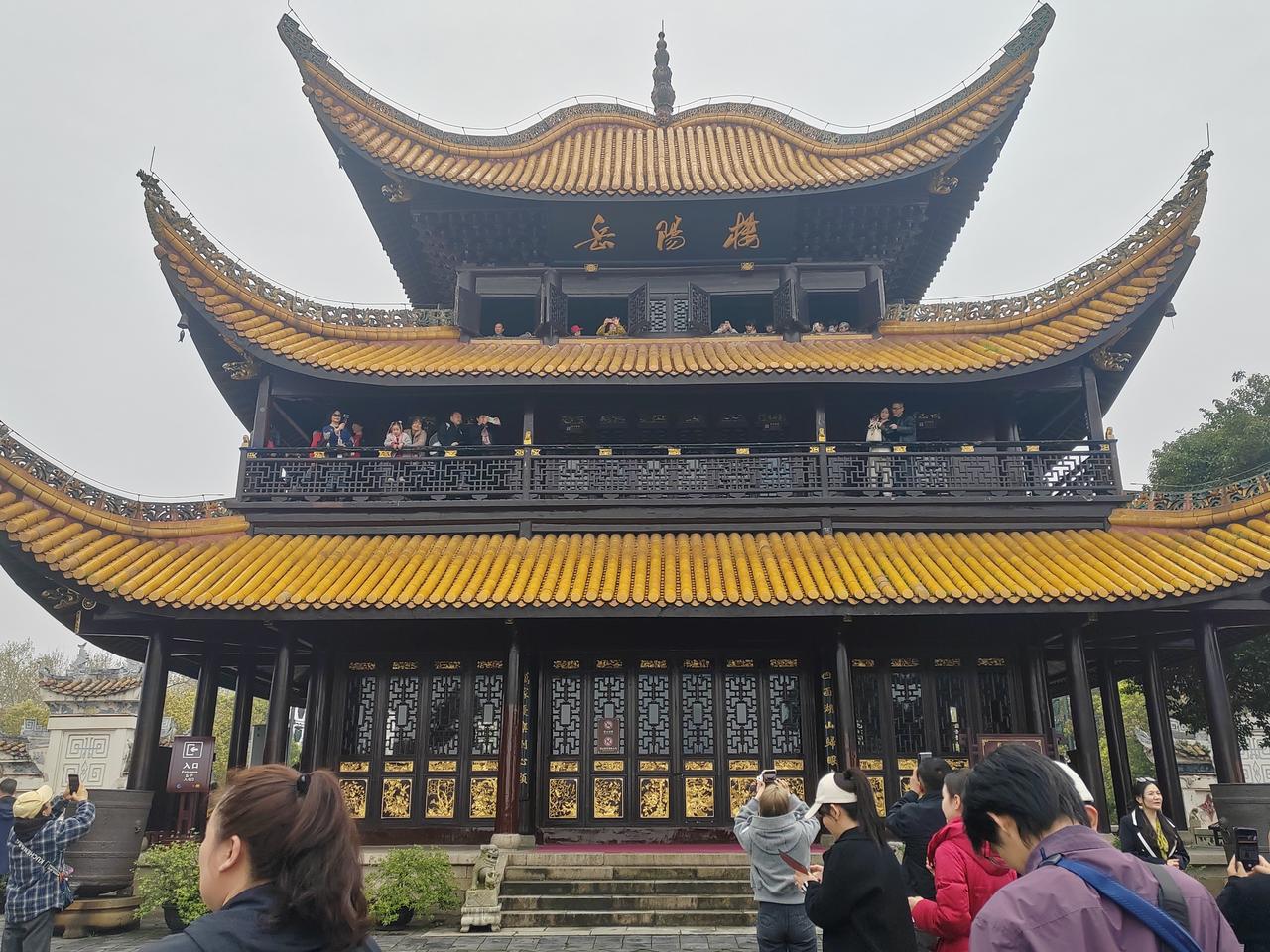 一个三线城市，能有两个5A级景点是一件幸事，有文旅产业支撑，再加上强大的交通运输