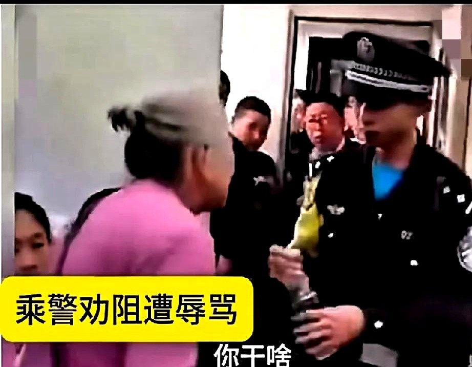 大妈上了火车，发现一小伙坐了自己位置，她上前说："小伙，我不认识字，帮我看看我位