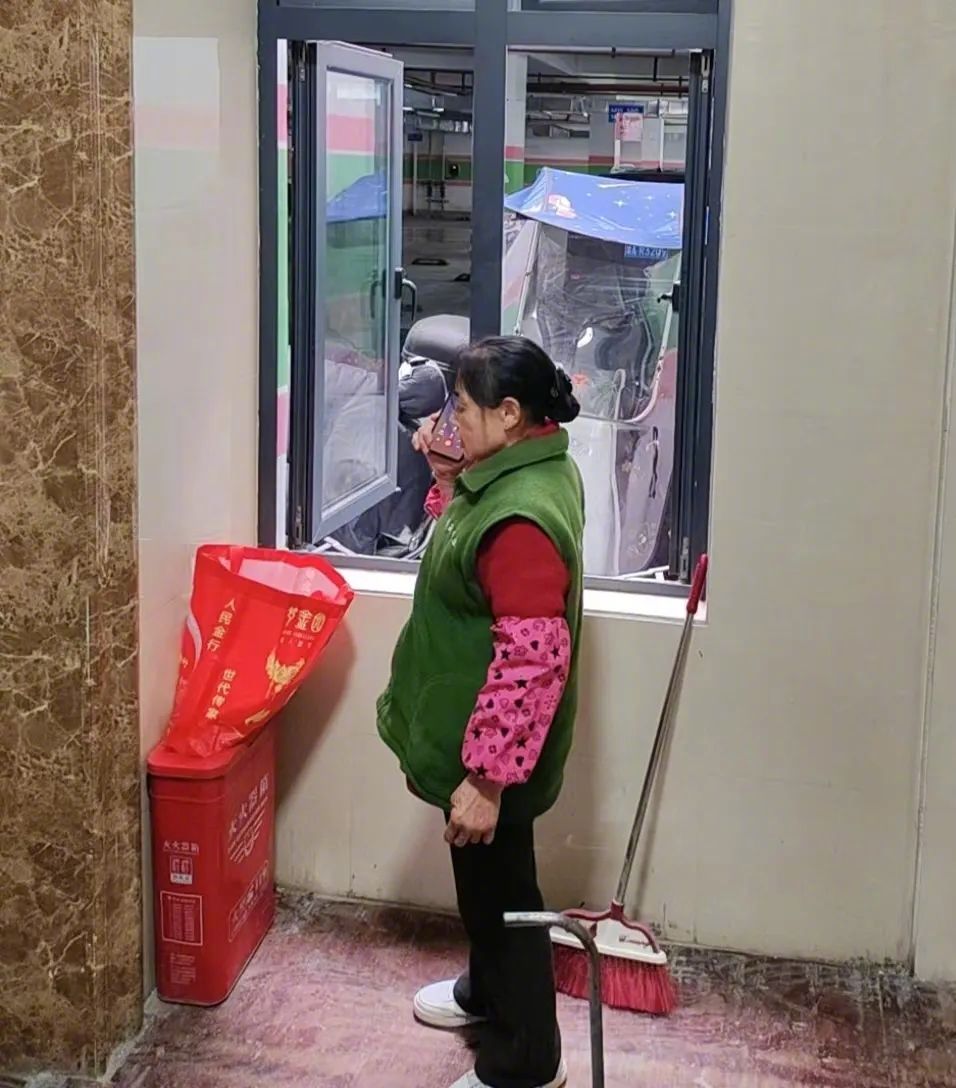 【#保洁阿姨捡18万现金立即上交#】2025年3月8日，对年过六旬的谢伟红阿姨来