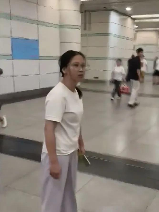 广州东站女子误车撒泼打人，颜面尽失自食恶果6月30日，广州东站一名女子临近