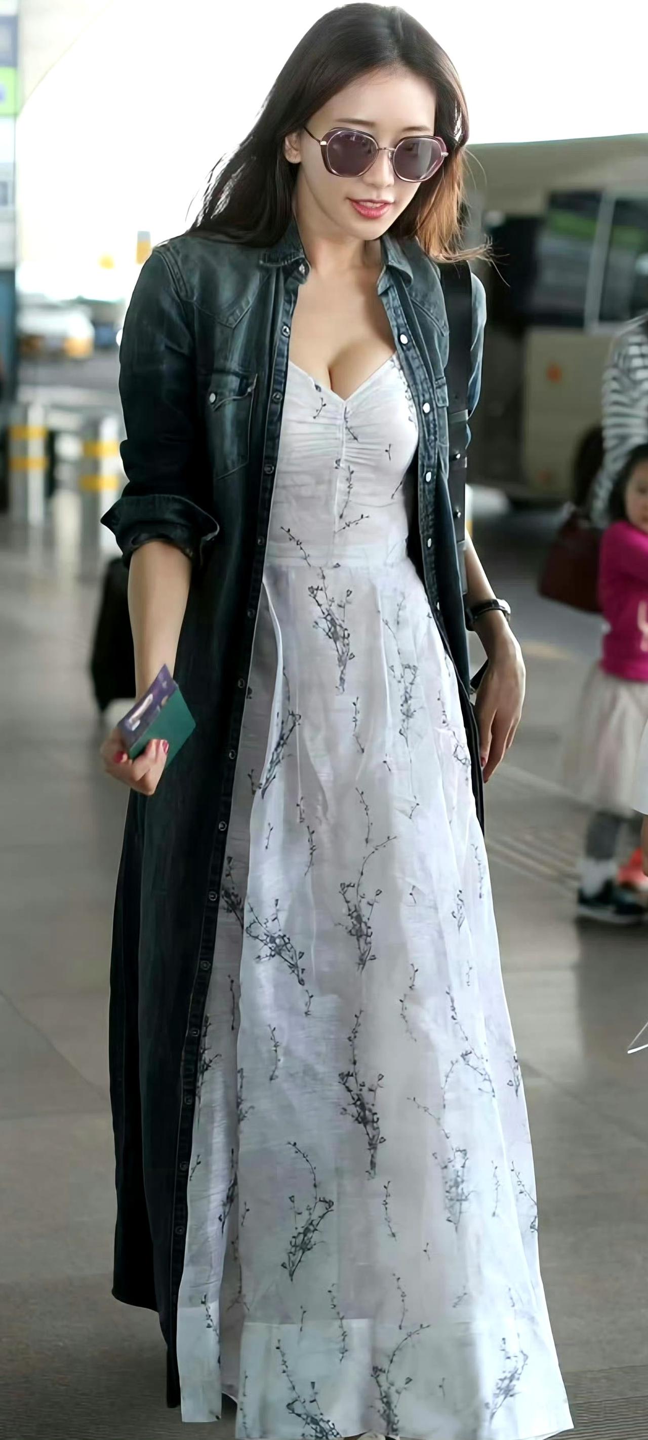 林志玲的美令人惊艳！她拥有近乎完美的五官，眉骨高度接近亚洲女性黄金比例，杏眼