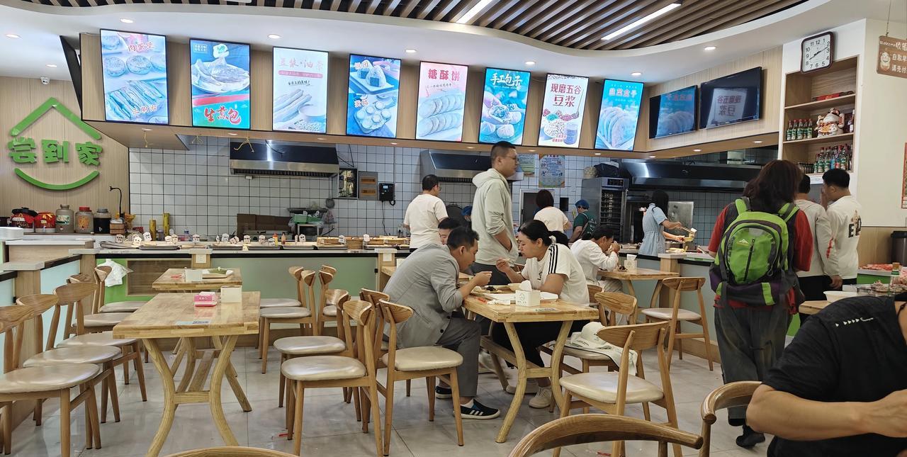 我今天早上起早去一家粥铺吃早餐，路上我还寻思，能不能碰到老吴。但是又一想，他端午