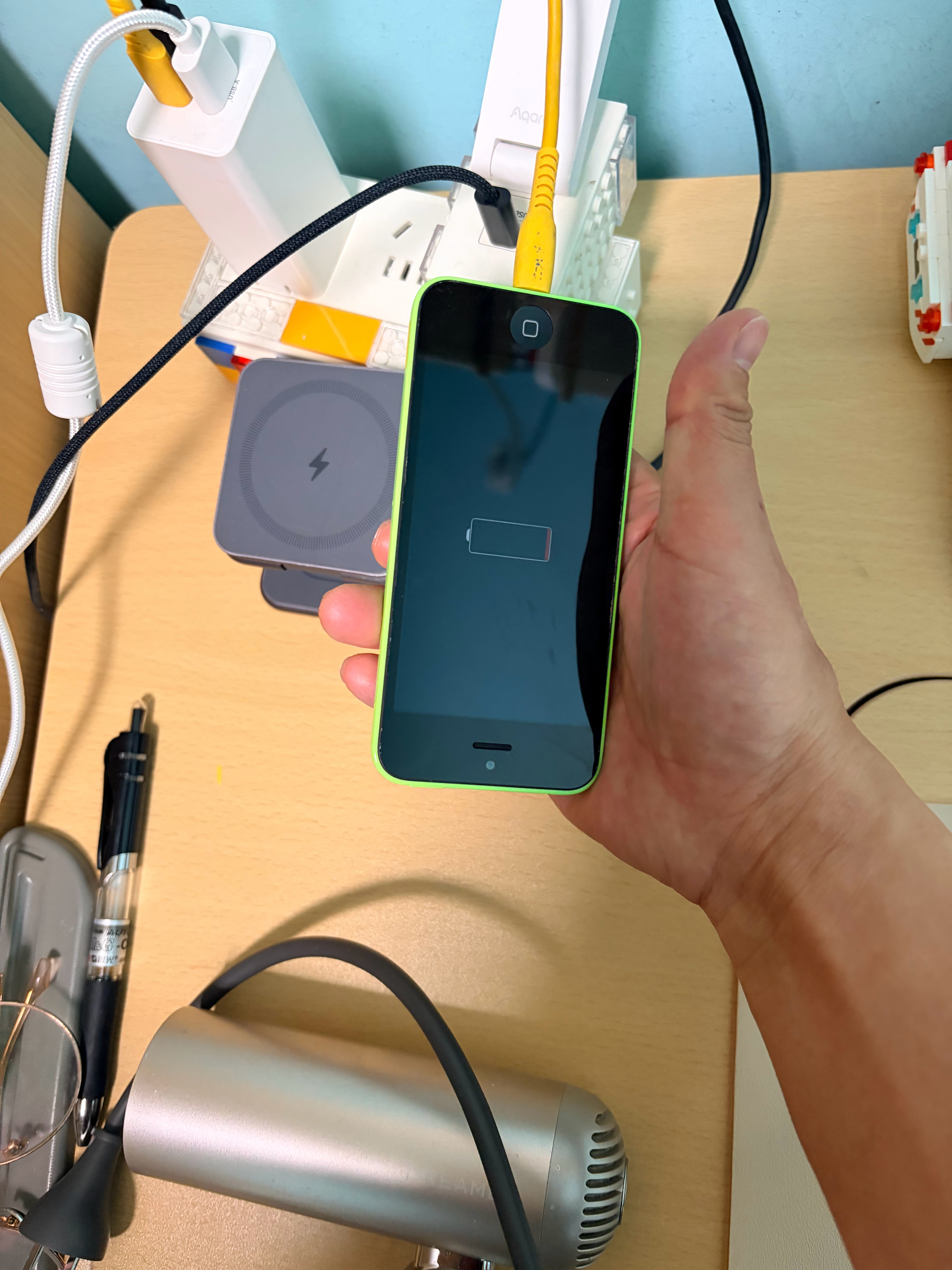 家里的老手机一个个电池都开始鼓包，想要当摆件得把电池拆了才行，就这个iPhon