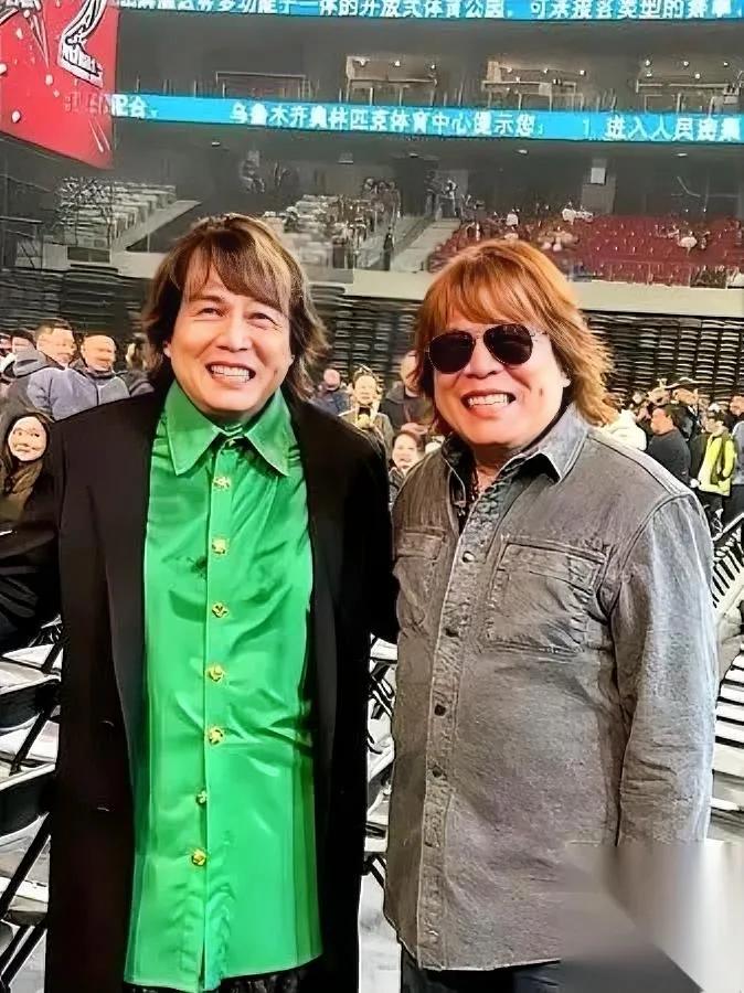 伍佰演唱会惊现“双胞胎”！台下这位大哥啥来头？咱就是说，伍佰新疆演唱会直