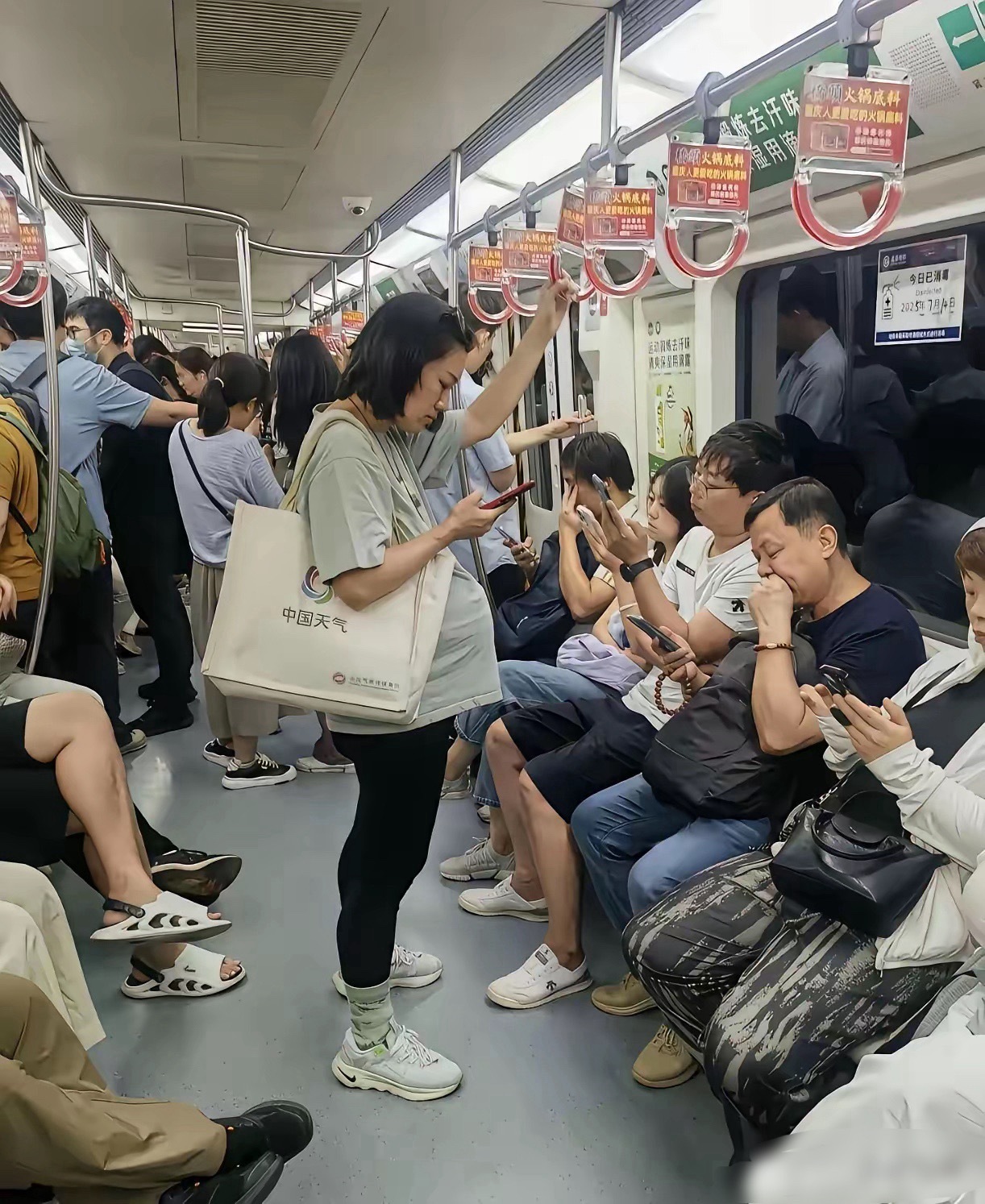 看到这一幕，如果是你，你会给她让座吗？