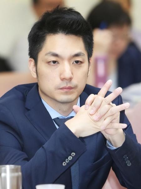 台北市市长、蒋介石的曾孙蒋万安直接把话撂下了！他当着媒体的面斩钉截铁地表示，自己