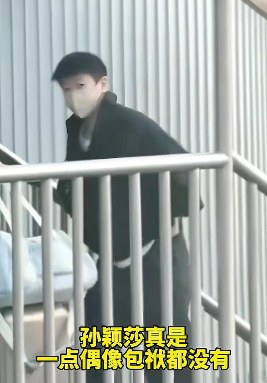 国乒大部队出发重庆冠军赛，天还蒙蒙亮就出发，有的甚至还打哈欠，真是太辛苦了