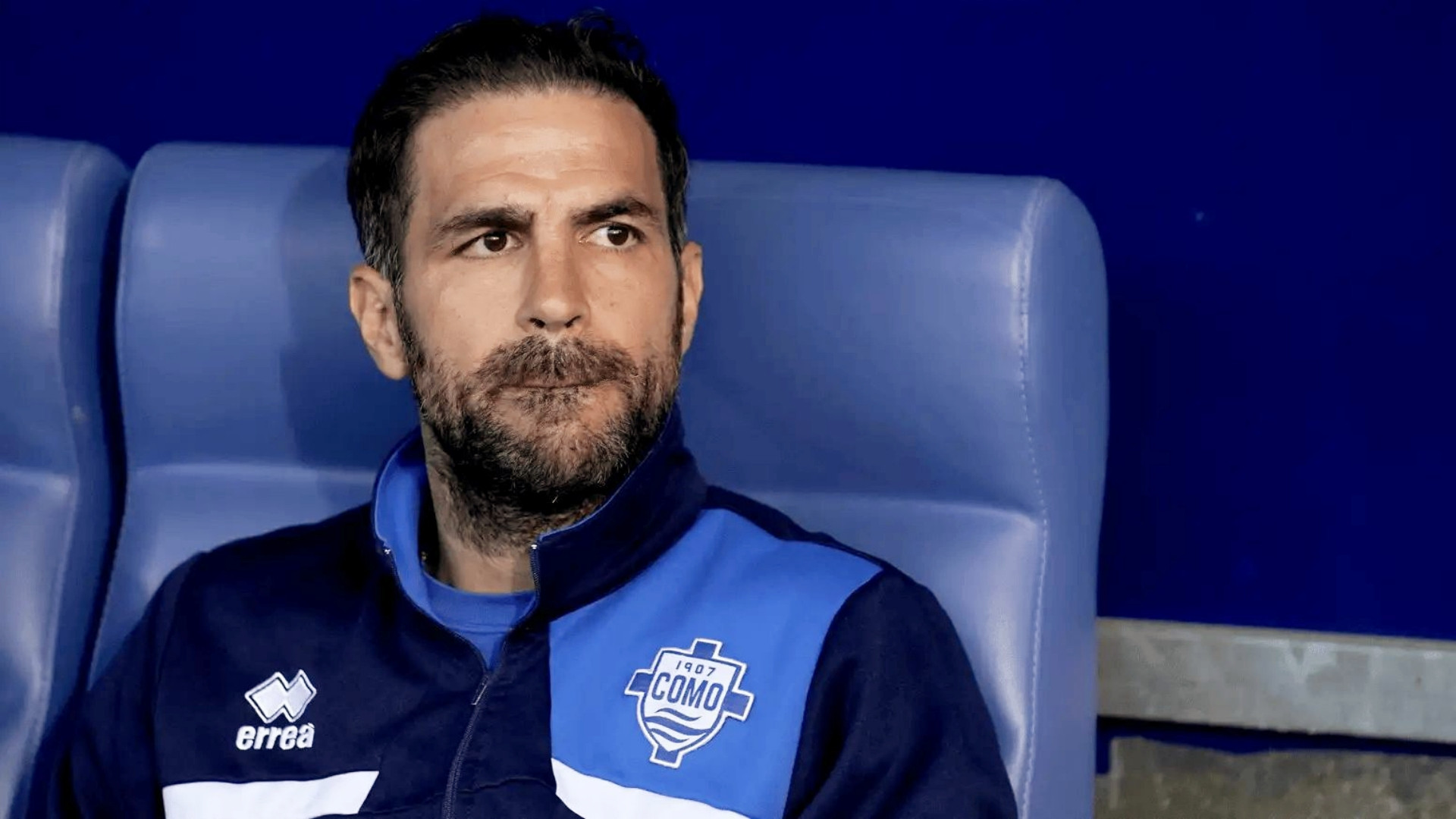 科莫主帅法布雷加斯在赛前发布会前，被问及可能执教切尔西的传闻。他表示：所有传闻