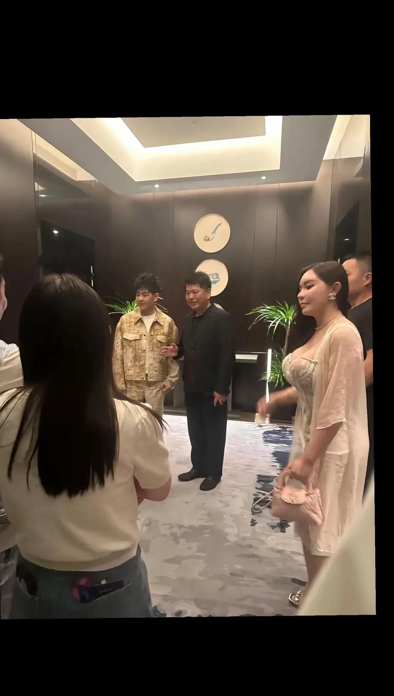 林志颖旁边大哥是谁？一定有来历