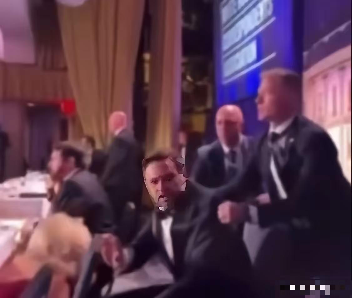 老特耳朵不好，反应也迟钝，都给他说打枪了，他可能还以为给他说上菜了！当万斯的