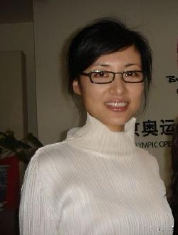 万人追捧的国民主持人，舞台上光芒万丈，生活里一件衣服穿二十年。你可能会觉得，