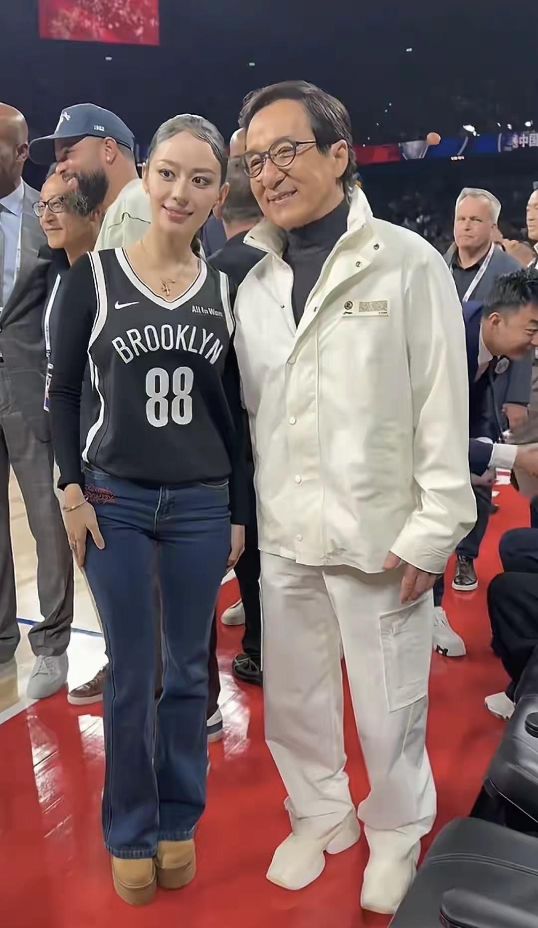10月10日，成龙大哥与郎朗的老婆吉娜合影，两人在赛场上开心热聊的画面。当天