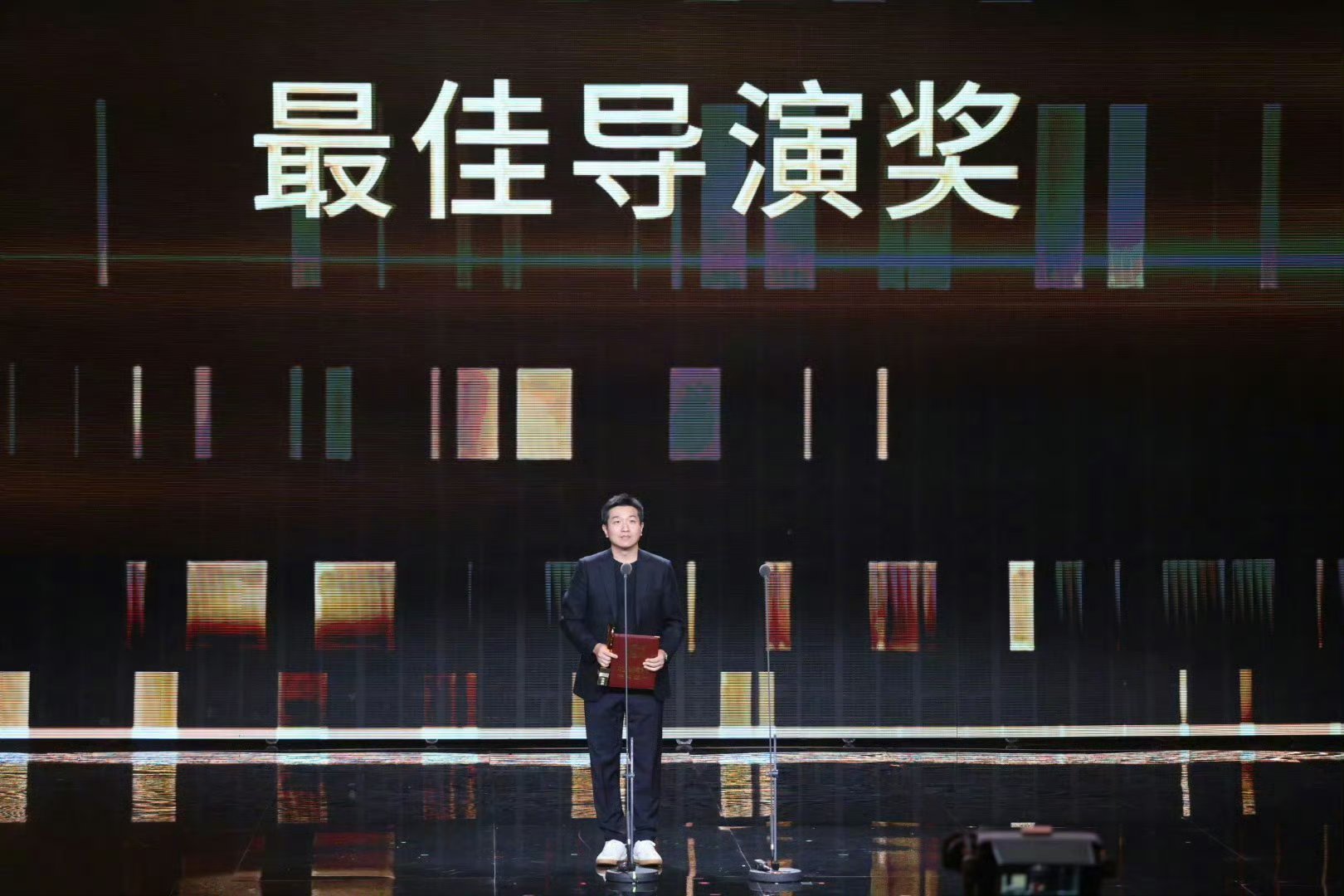 长春电影节恭喜申奥凭借南京照相馆获得长春电影节最佳导演奖，86年的，年轻有为。两