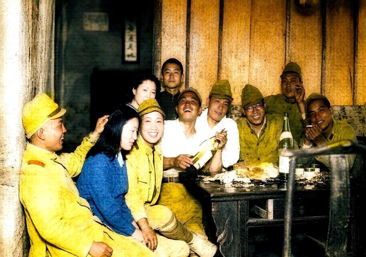 你敢信？一张老照片里，几个日本兵在酒桌上“搂着”中国女子拍照，手还往人家头上摸