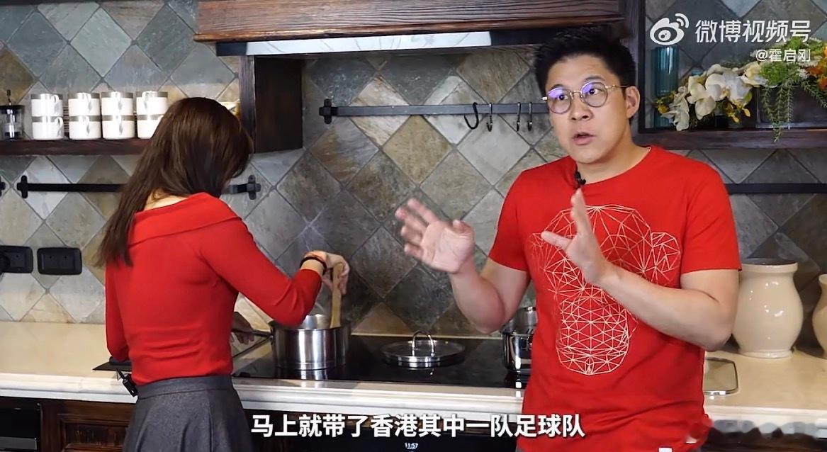 郭晶晶霍启刚发了一条视频短片拜年视频中他们都是红衣出境，喜气洋洋地一边聊天，一边