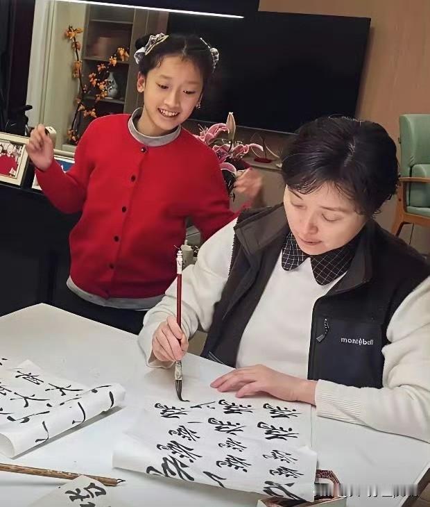 吴越这一家子也太有爱了吧！小侄女穿着红毛衣本来就喜庆，还跟姑姑长得挺像，简直就